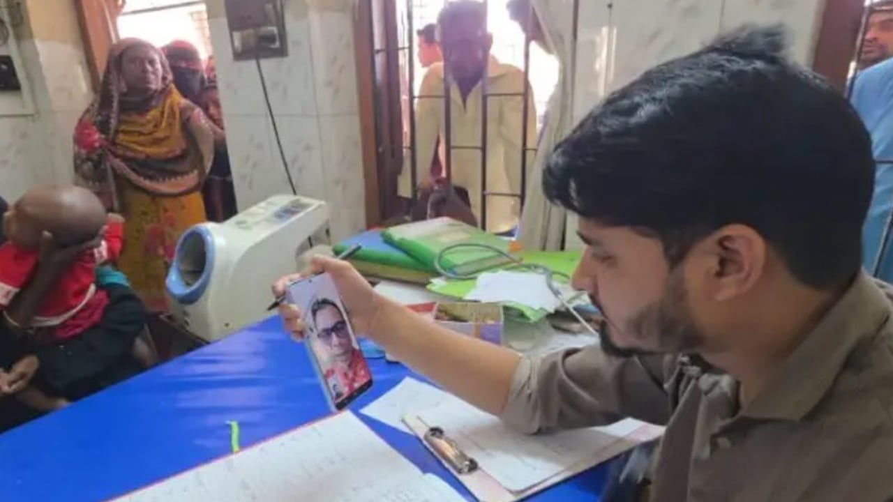 ভিডিও কলে তৃণমূলের চিকিৎসা সেবার খোঁজ নিলেন স্বাস্থ্য প্রতিমন্ত্রী