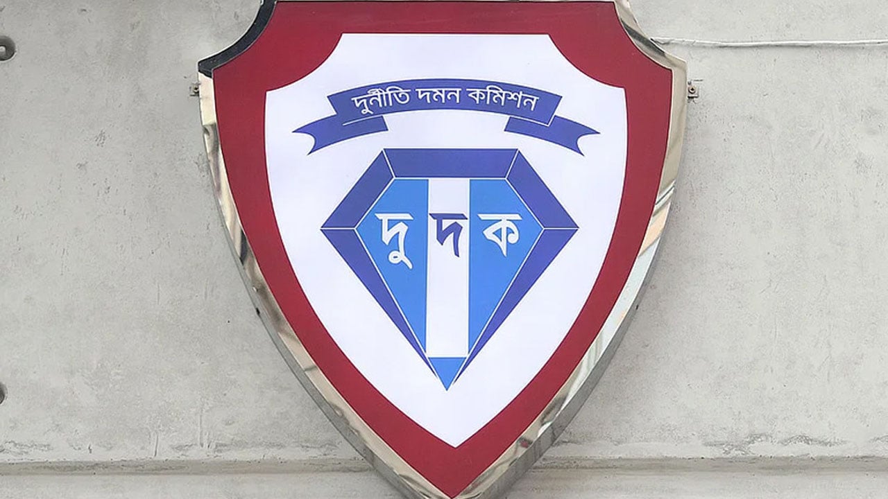 সাবেক ডিএজি রূপা ও ডিএফও সাইদুলের দেশত্যাগে নিষেধাজ্ঞা