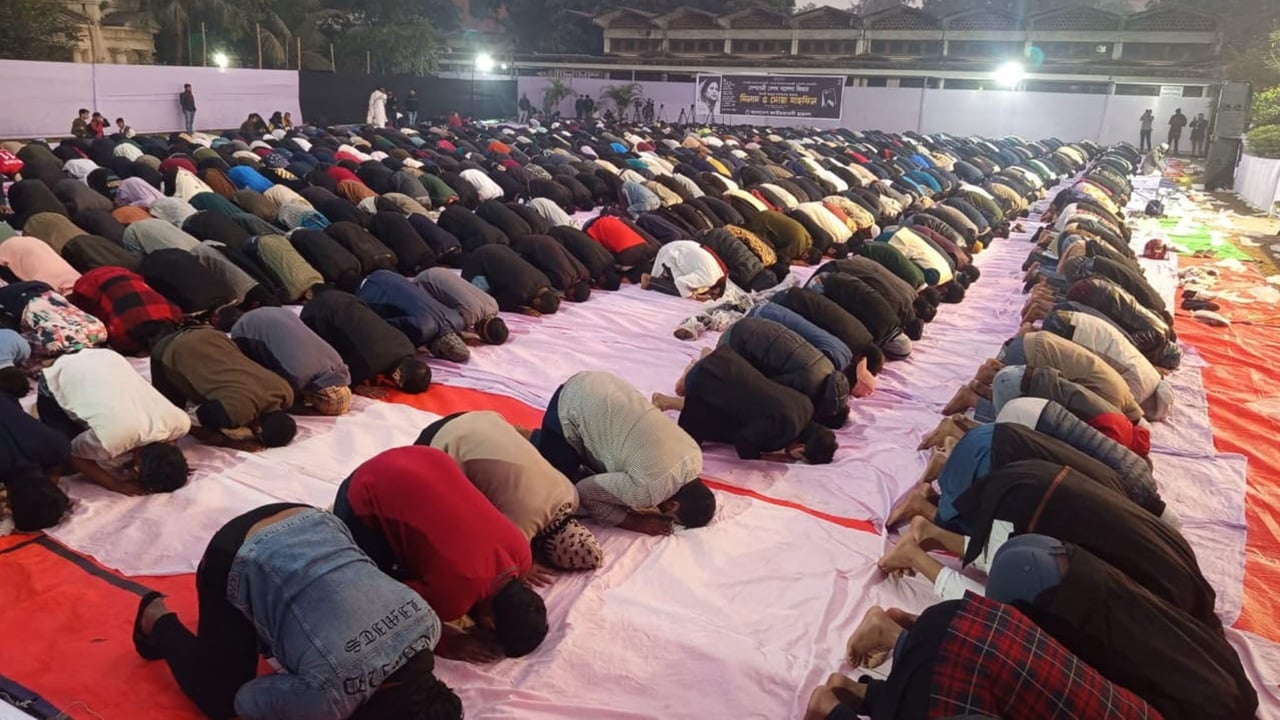 টিএসসিতে খালেদা জিয়ার জন্য ছাত্রদলের দোয়া মাহফিল