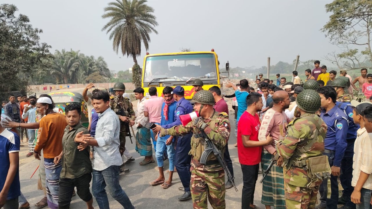 ময়লার ভাগাড় অপসারণের দাবিতে ৬ কিলোমিটার সড়ক অবরোধ