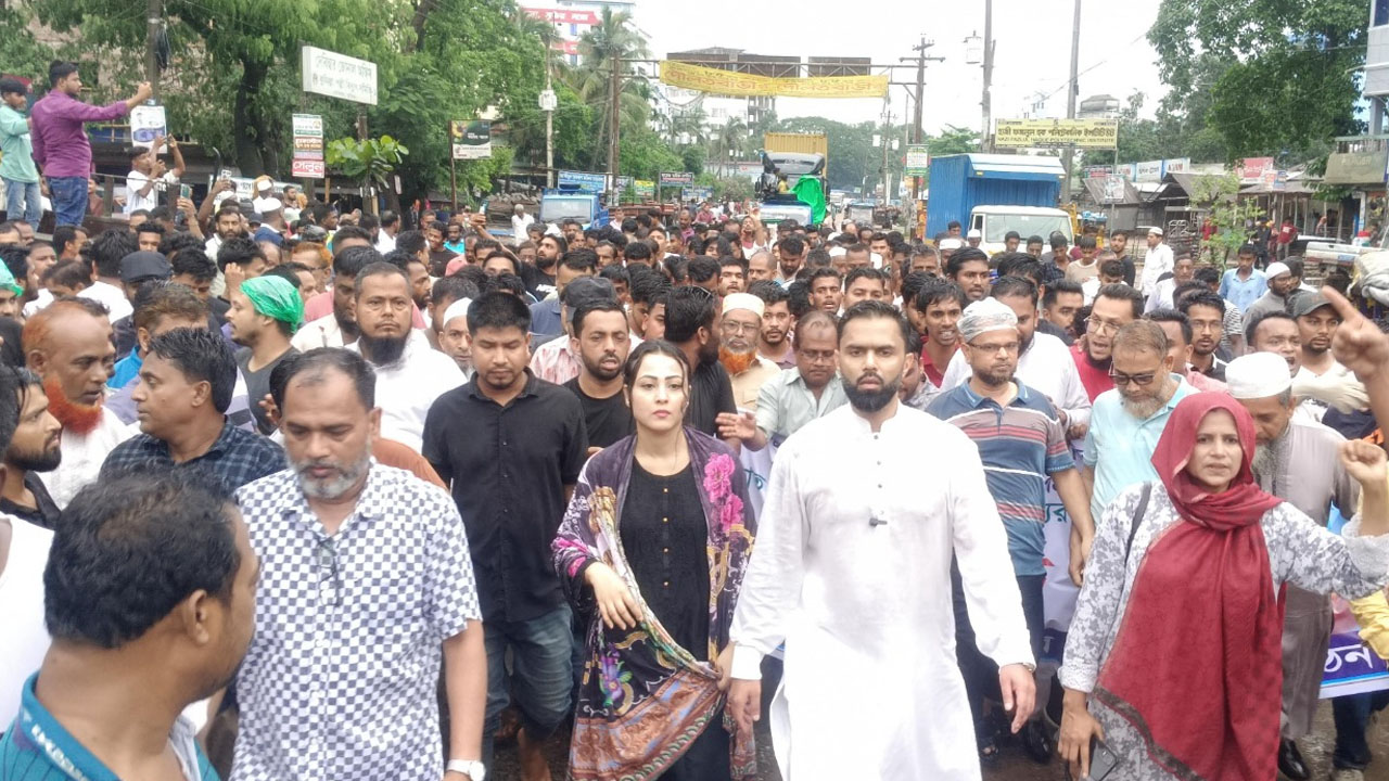 দেবিদ্বারে বিএনপি ও হাসনাত সমর্থকদের পাল্টাপাল্টি বিক্ষোভ