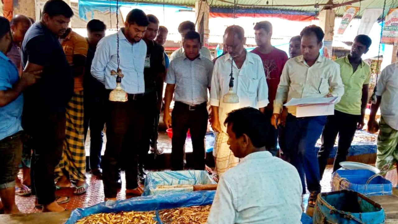 মৎস্য ব্যবসায়ীকে জরিমানা, ১৭ কেজি জাটকা গেল শিশু সদনে