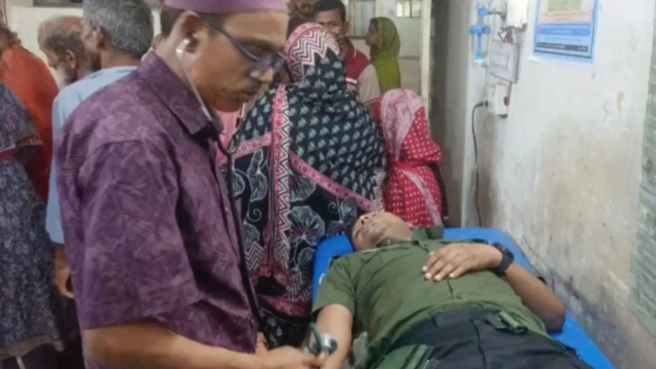 ফুয়েল কার্ড চেক করার সময় ইউএনওর ওপর হামলা, আহত বডিগার্ড