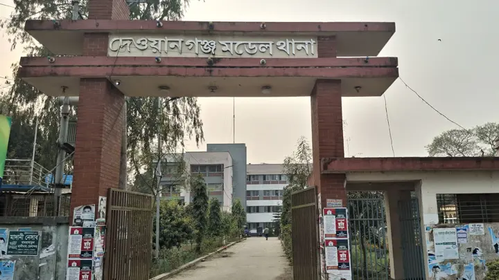 বিয়ের দাবিতে ১০ দিন ধরে অনশন, সড়ক অবরোধের পর মামলা