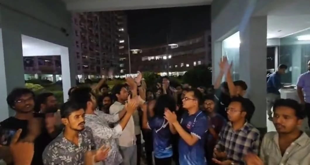 খবর সংগ্রহ করতে গিয়ে ছাত্রদলের হেনস্তার শিকার ঢাবির ৬ সাংবাদিক