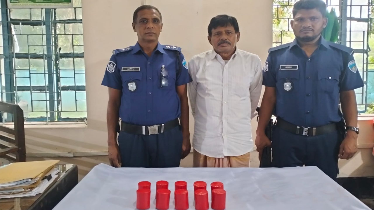 তাঁতীদল নেতার বাড়ি থেকে ককটেলসহ আ.লীগ নেতা গ্রেপ্তার