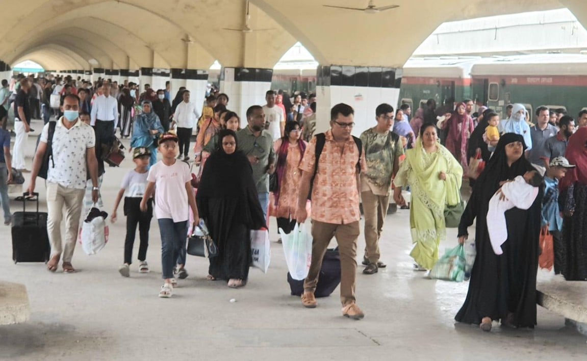 ঈদের ছুটি শেষে ঢাকায় ফিরছেন মানুষ