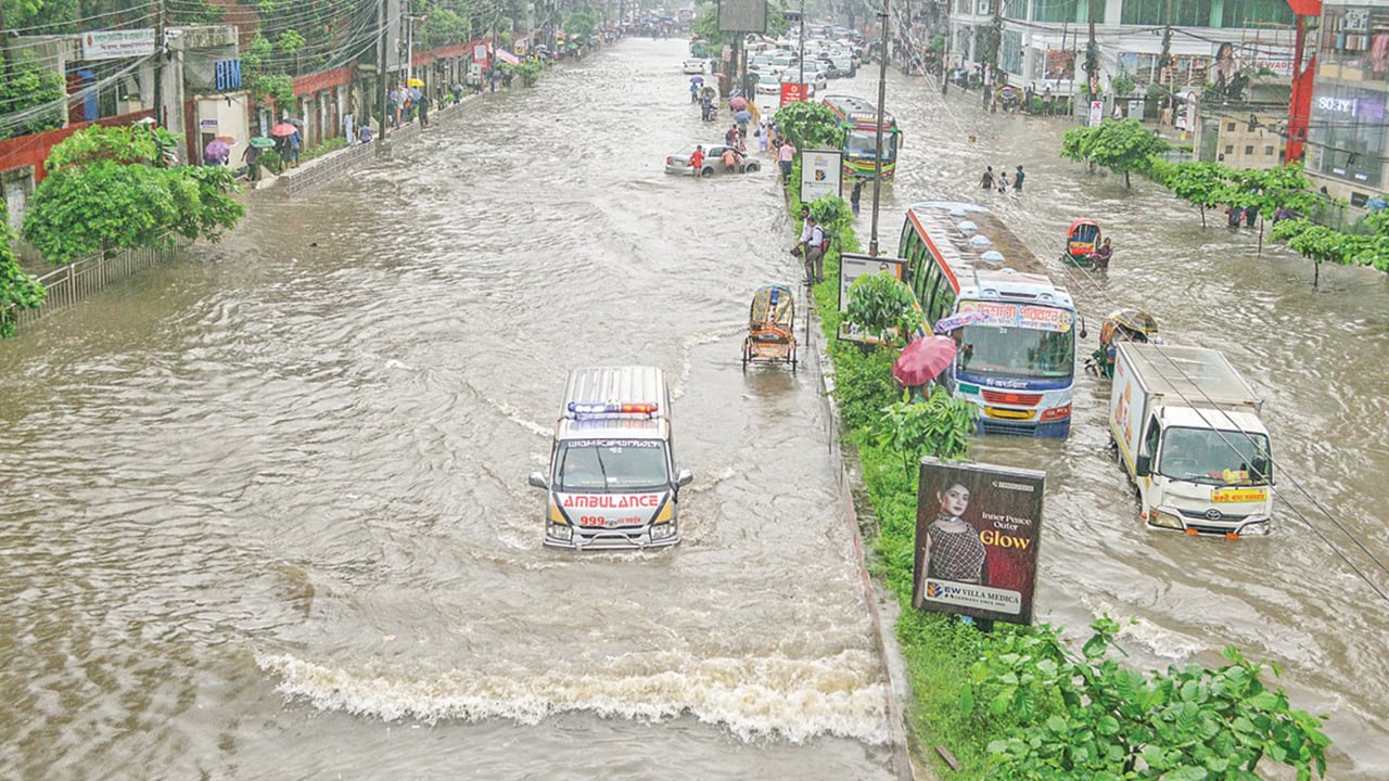 বৃষ্টিতে ডুবল ঢাকা