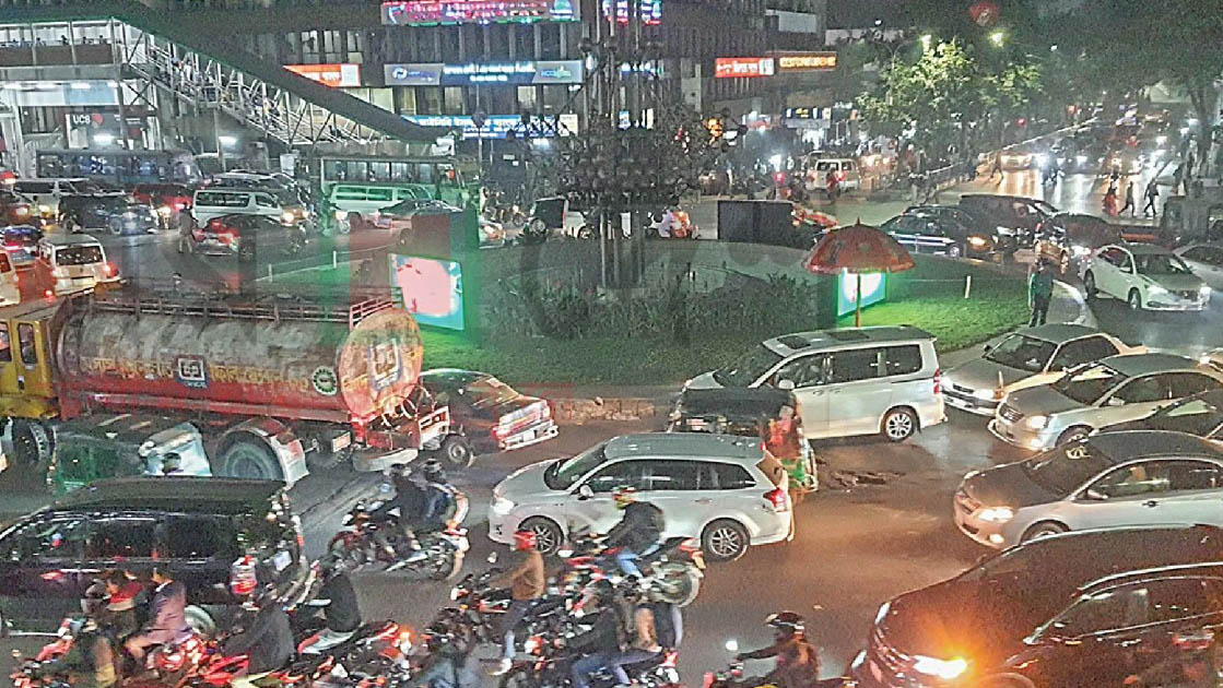 রাজধানীর রাতের সড়কে নৈরাজ্য