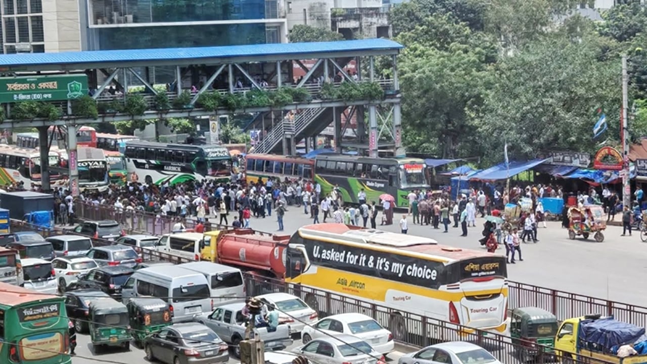 শিক্ষামন্ত্রীর পদত্যাগ দাবিতে সড়ক অবরোধ করে বিক্ষোভ