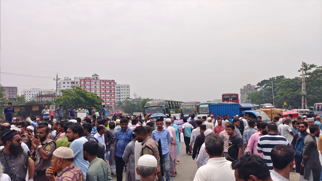 জলাবদ্ধতার প্রতিবাদে ঢাকা-চট্টগ্রাম মহাসড়ক অবরোধ