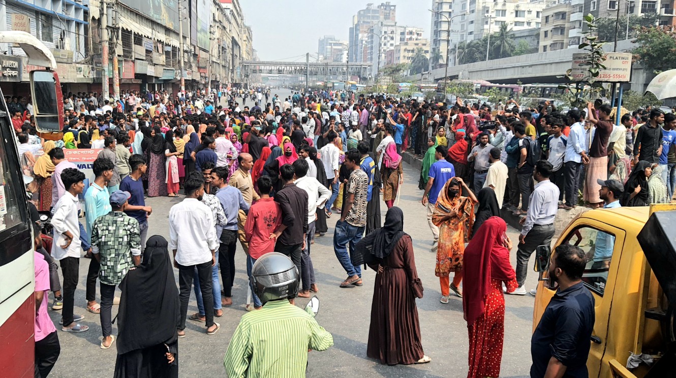 বনানীতে নারী পোশাকশ্রমিক নিহত, সড়ক অবরোধ