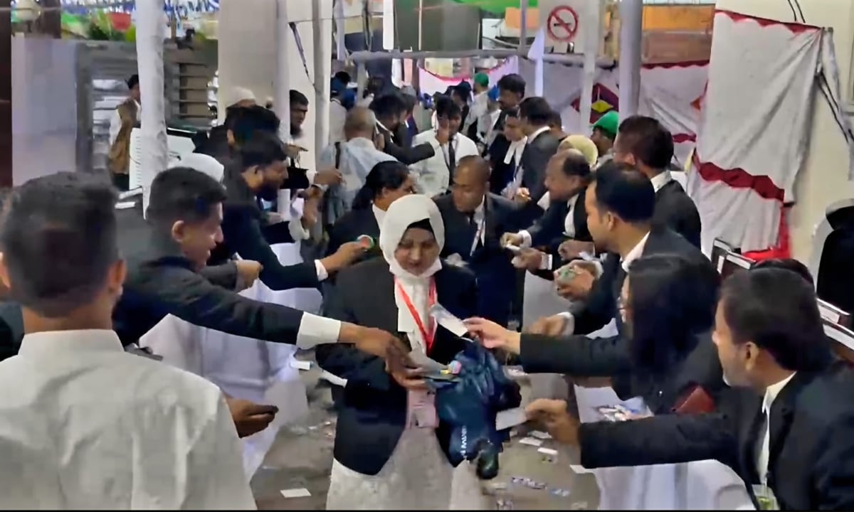 ঢাকা আইনজীবী সমিতির নির্বাচনে ভোটগ্রহণ চলছে