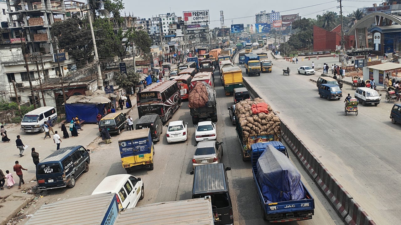 ঢাকা-চট্টগ্রাম মহাসড়কে ৩৫ কিলোমিটার যানজট, চরম ভোগান্তিতে যাত্রীরা