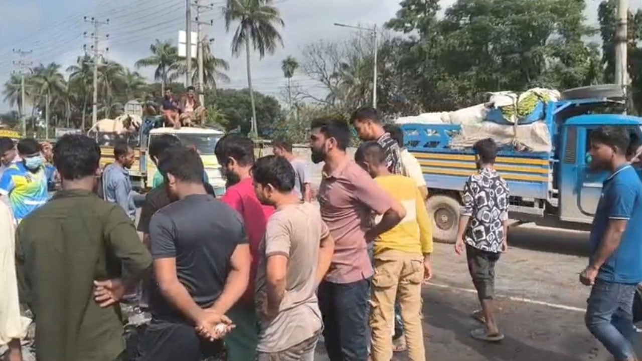 ধামরাইয়ে বাসের চাকায় পিষ্ট দুই মোটরসাইকেল আরোহী
