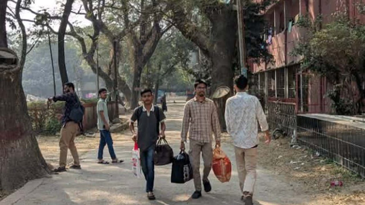 ভোট দিতে হল ছাড়ছেন ঢাকা কলেজের শিক্ষার্থীরা