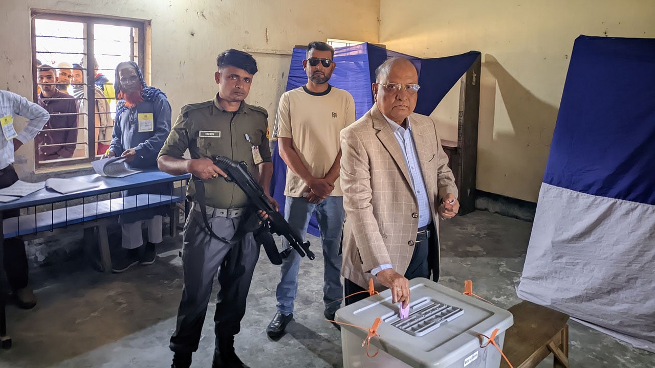 ১৭ বছর পর স্ত্রী-সন্তান নিয়ে ভোট দিলেন বিএনপির প্রার্থী সামসুজ্জোহা খান