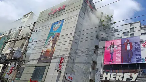 ধানমন্ডির বাণিজ্যিক ভবনের আগুন নিয়ন্ত্রণে