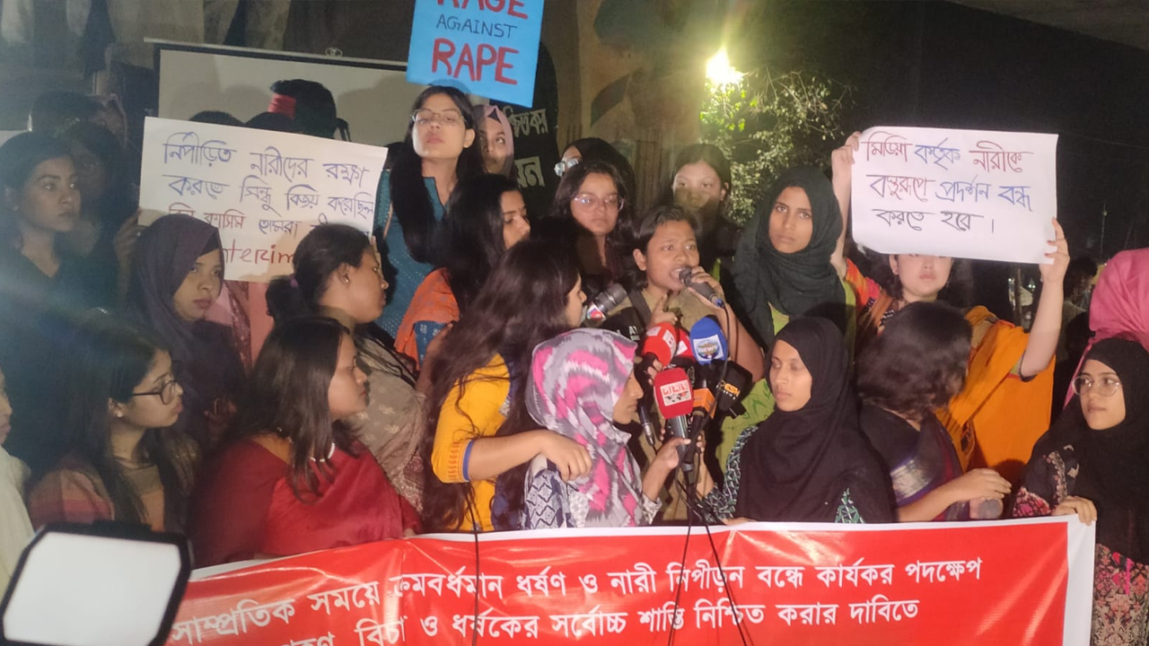 স্বরাষ্ট্র উপদেষ্টার পদত্যাগের দাবিতে দিনব্যাপী উত্তাল ঢাবি