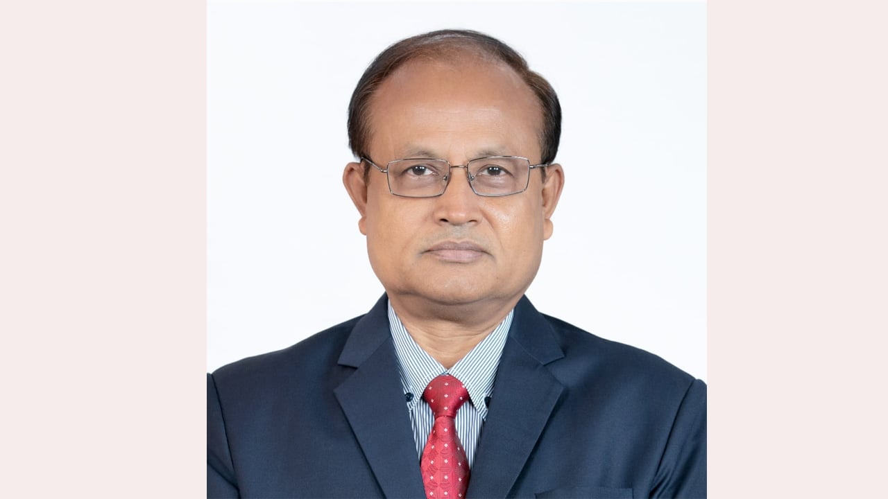 যুক্তরাজ্য সফর শেষে দেশে ফিরেছেন ঢাবি উপাচার্য