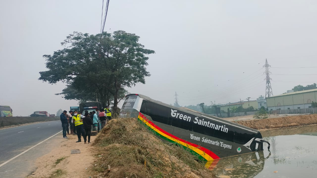 দুর্ঘটনার কবলে ঢাবি শিক্ষার্থীদের ট্যুর বাস; আহত ২১