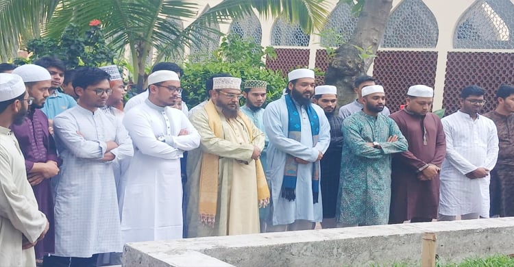 ওসমান হাদির কবর জিয়ারতে বায়তুশ শরফের পীর আব্দুল হাই নদভী