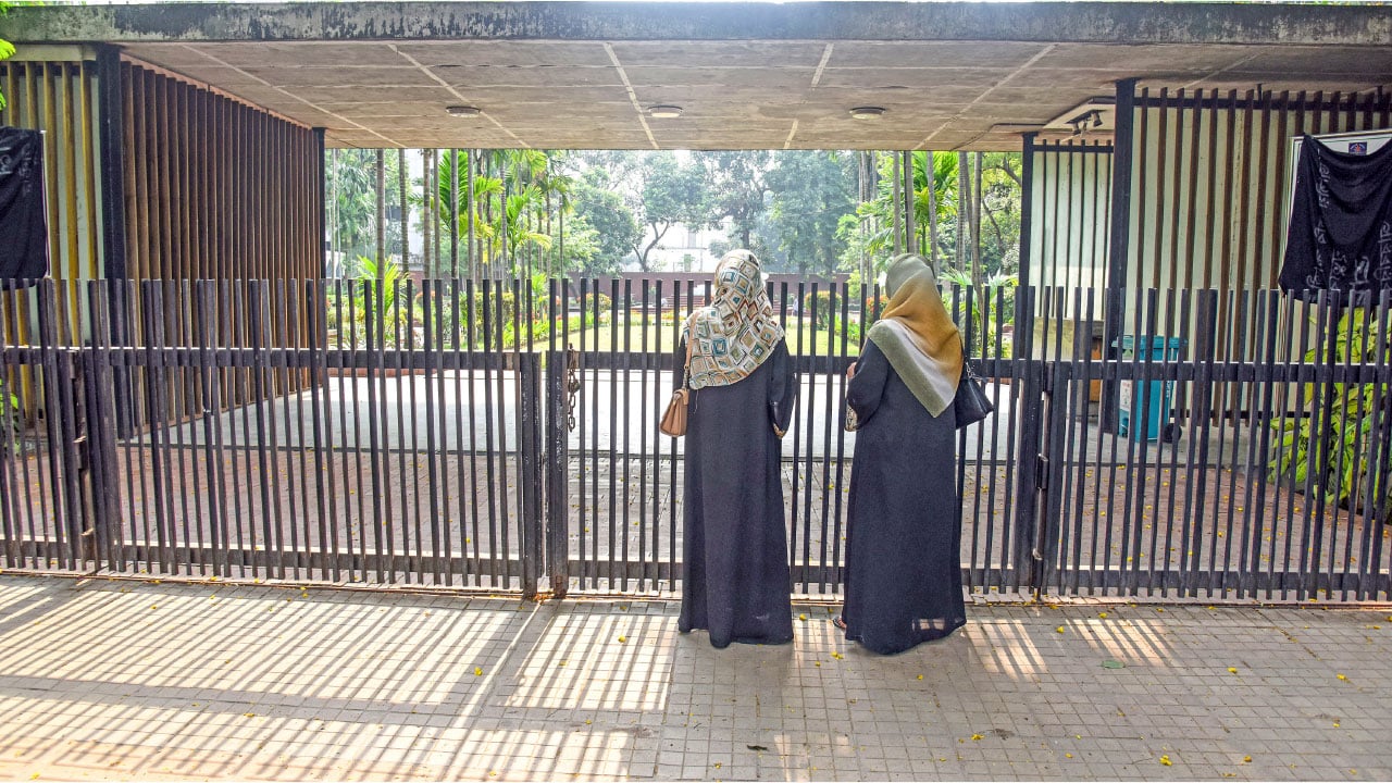 ঢাবিতে অবরুদ্ধ কবি নজরুলের সমাধি, দর্শনার্থীদের ক্ষোভ