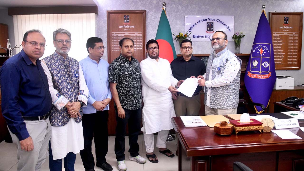 গণঅভ্যুত্থানে হামলাকারীদের বিচারসহ ১৩ দফা দাবি ঢাবি সাদা দলের