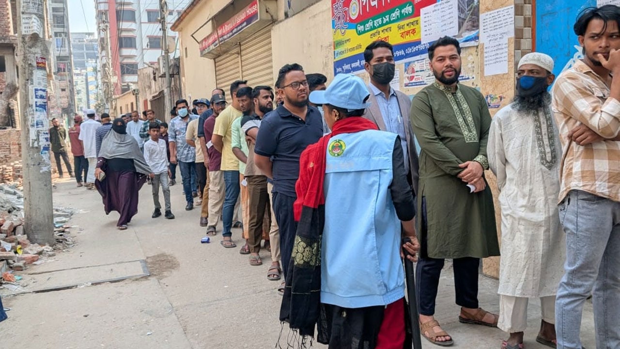 বাহিরে লম্বা লাইন, ভোট গ্রহণে ধীরগতি