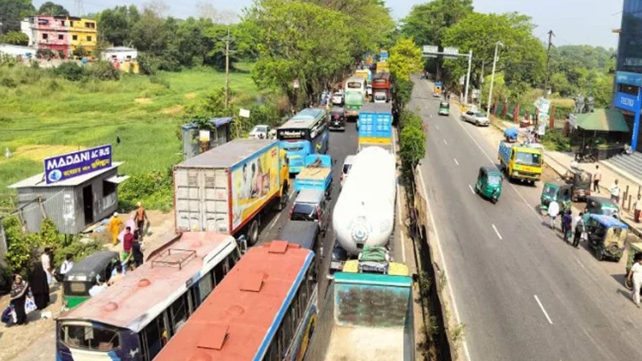 ঢাকা-চট্টগ্রাম মহাসড়কে দীর্ঘ যানজট