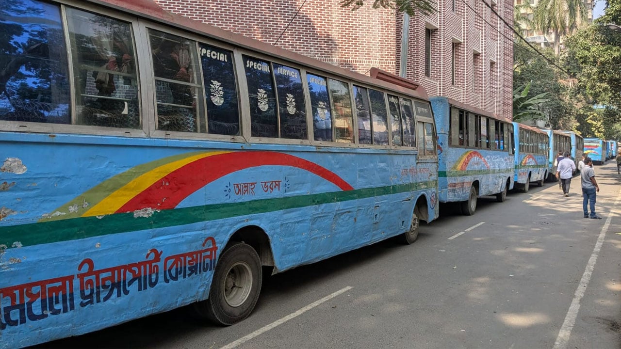 মেঘলার ১২ বাস আটক করল ঢাকা কলেজ শিক্ষার্থীরা
