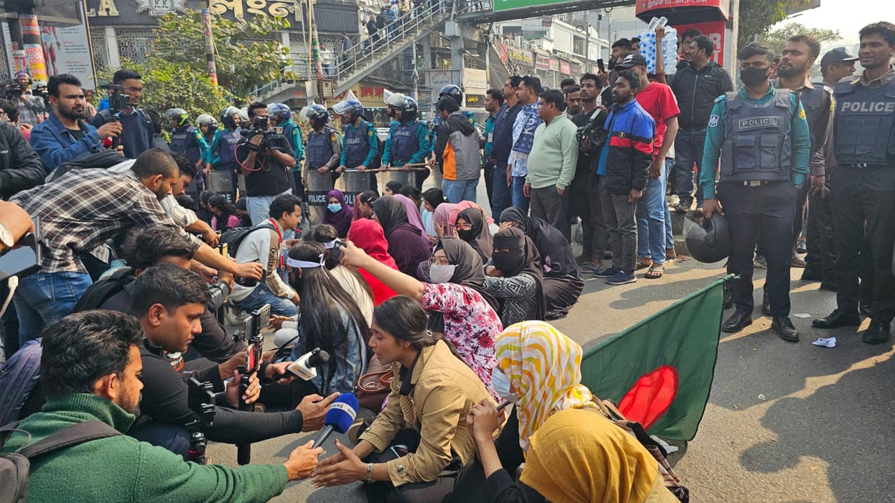 এক দফা দাবিতে ঢাকেবি শিক্ষার্থীদের সায়েন্সল্যাব অবরোধ