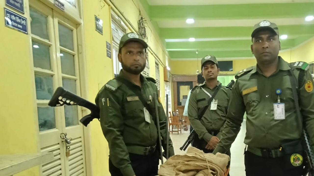 ঢাকা-১০ আসনে নির্বাচনি সামগ্রী বিতরণ