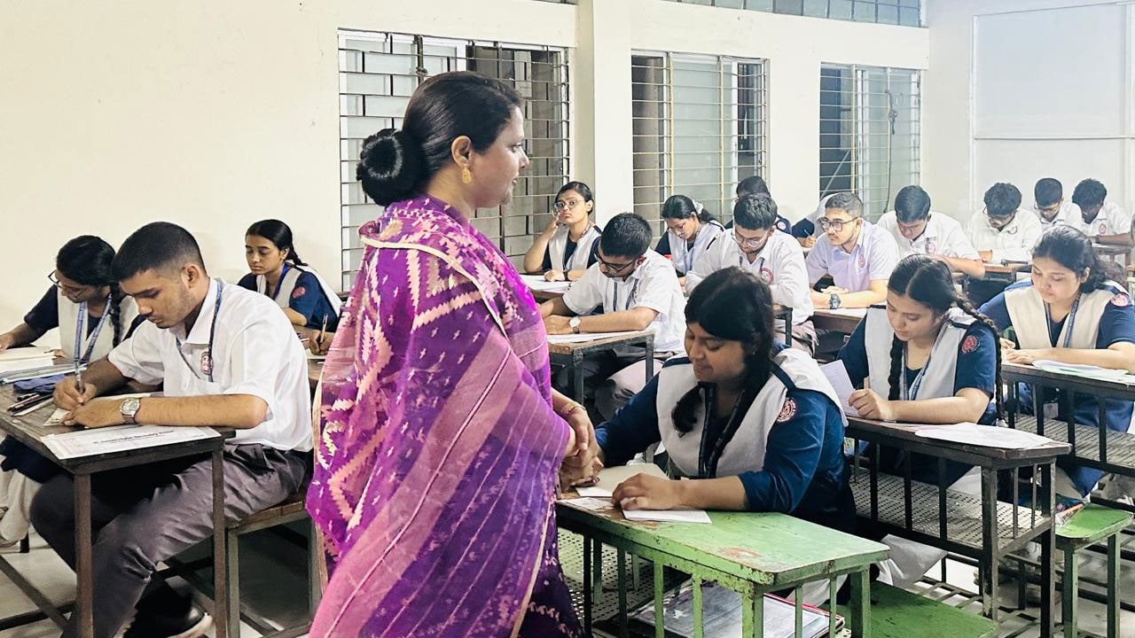 ঢাকার এসএসসি পরীক্ষাকেন্দ্র পরিদর্শন করলেন জেলা প্রশাসক