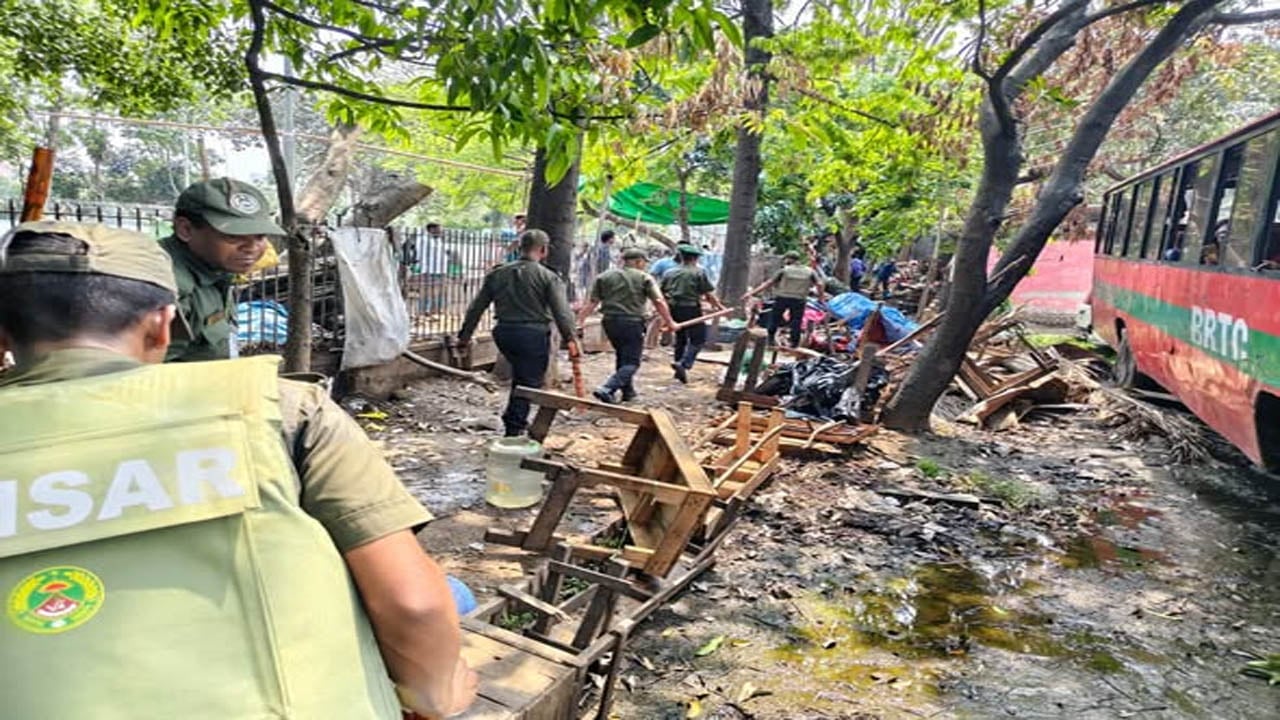 ঢামেক এলাকায় ফুটপাতে উচ্ছেদে অভিযান