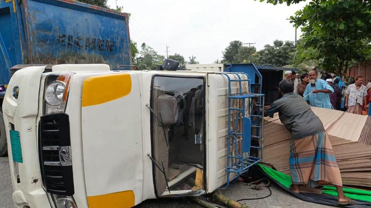 ঘুমিয়ে গাড়ি চালাচ্ছিল চালক, পিকআপ চাপায় স্কুল ছাত্রী নিহত