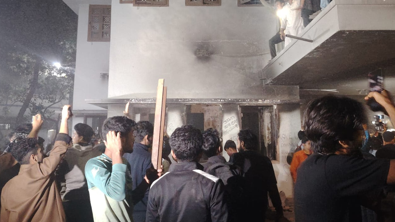 ধানমন্ডি ৩২ নম্বরে ছাত্র-জনতার তীব্র উত্তেজনা