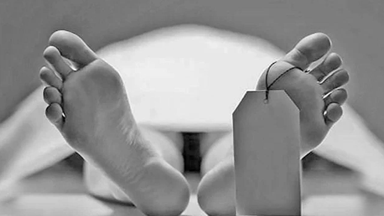 দরজায় ডাকাডাকি করেও মেলেও সাড়া, তালা ভেঙে উদ্ধার ব্যবসায়ীর লাশ