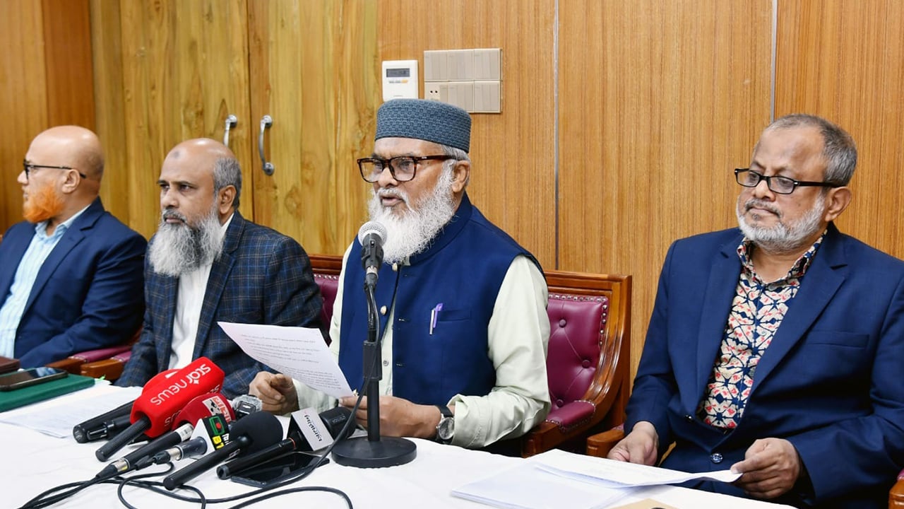 বায়তুল মুকাররম মসজিদে ধর্মীয় আবহ তৈরি হয়েছে