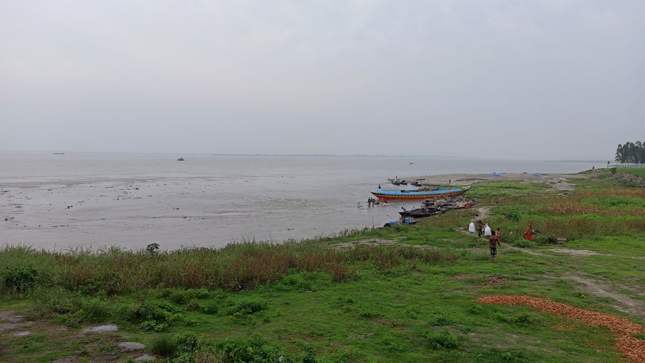 যমুনায় ঝড়ের কবলে নৌকা ডুবে গৃহবধূ নি‌খোঁজ