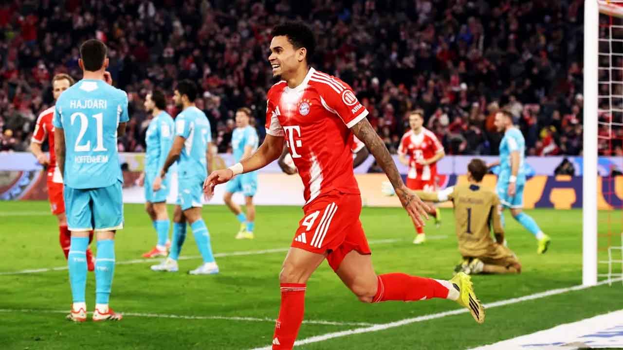 দিয়াজের হ্যাটট্রিকে বায়ার্নের জয়, শীর্ষে পিএসজি