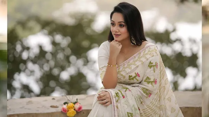 শিশু শিল্পী থেকে নায়িকা, সেরা অভিনেত্রীর পুরস্কার পেলেন দীঘি