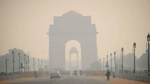 বায়ুদূষণ মোকাবিলায় দিল্লিতে চালু হচ্ছে ‘ওয়ার্ক ফ্রম হোম’