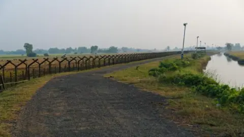 বেইজিংয়ের দিকে ঢাকাকে ঠেলে দিচ্ছে দিল্লির পুশ-ইন নীতি