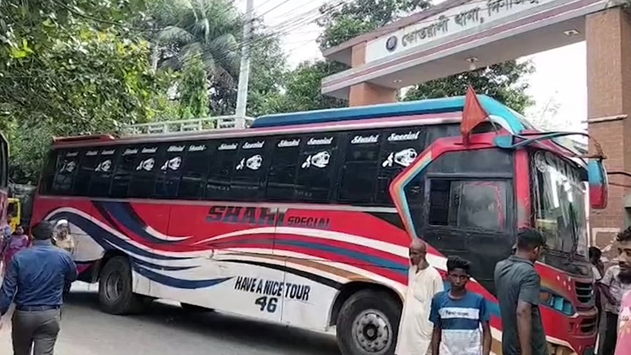 দিনাজপুরে শ্রমিক নেতাকে আটকের প্রতিবাদে থানা ঘেরাও, বাস চলাচল বন্ধ