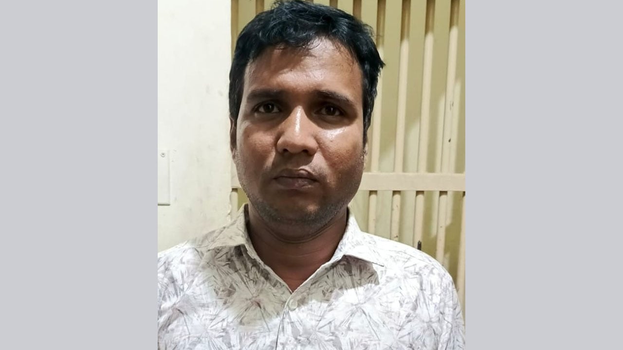দিনাজপুরে ২২৭ টন সরকারি সার বিক্রির অভিযোগে স্টোরকিপার আটক