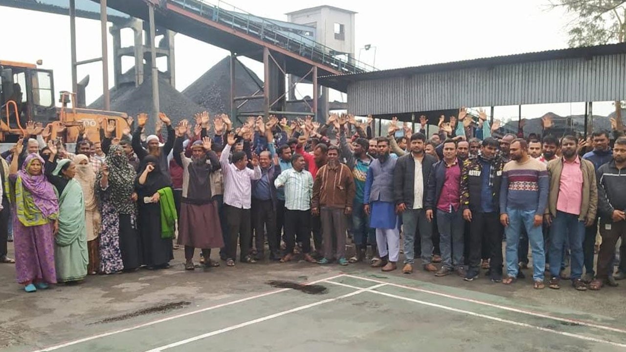 বড়পুকুরিয়া কয়লাখনির আউটসোর্সিং কর্মচারীদের কর্মবিরতি