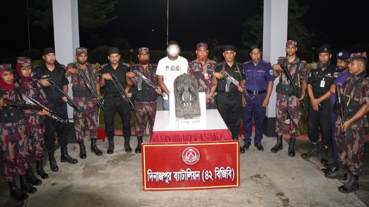 দিনাজপুরে ৩২ লাখ টাকার কষ্টিপাথরের বিষ্ণুমূর্তি উদ্ধার