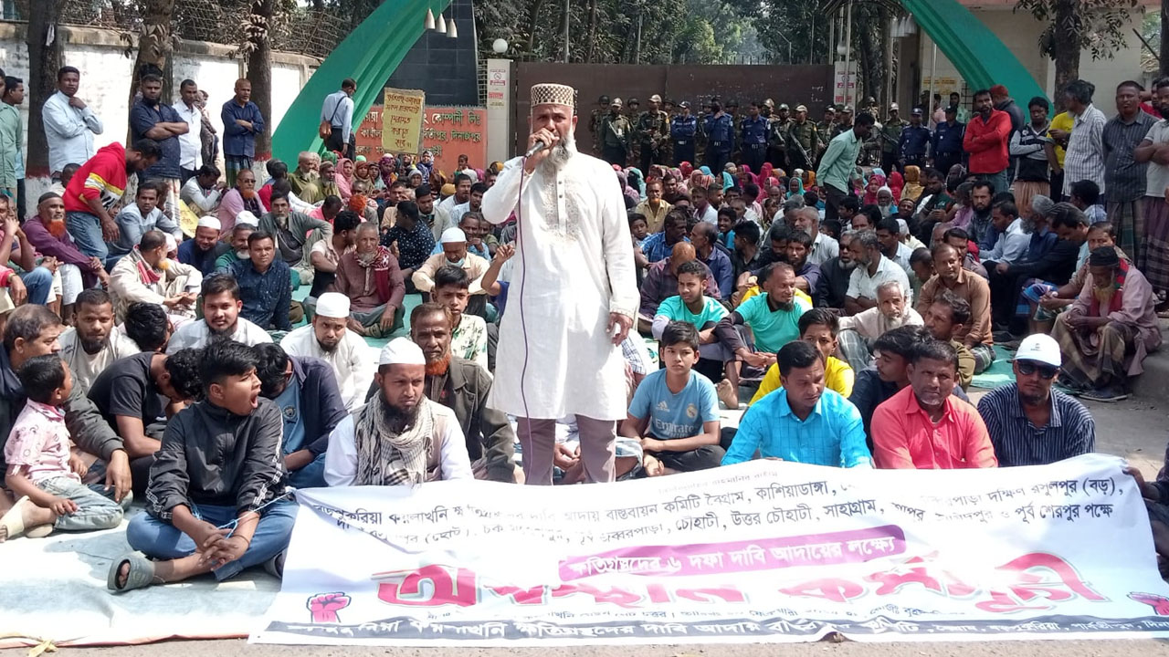 বড়পুকুরিয়া খনির ফটকে ক্ষতিগ্রস্তদের অবস্থান কর্মসূচি