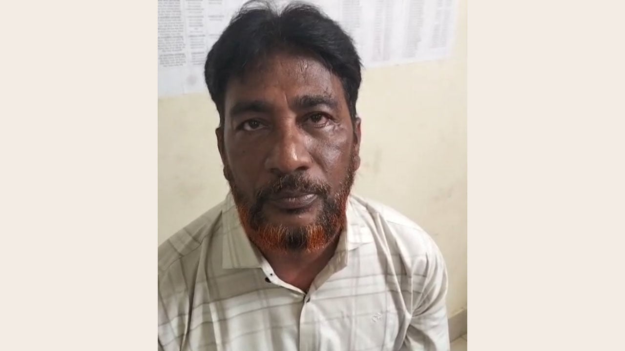 থানায় এসে সিআইডি কর্মকর্তাকে থাপ্পড়, গ্রেপ্তার কৃষকদল নেতা 
